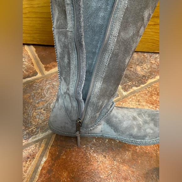 Like new! UGG W Mammoth Moccasin fringe Charcoal Gray suede knee high zip boots - Picture 11 of 11
